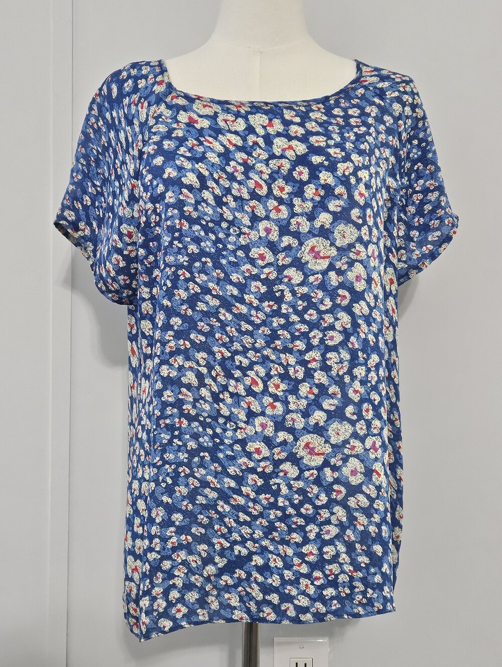 Cabi Size M Blue Multi-Colored Floral Polyester Women's Short-sleeved Blouse Shi